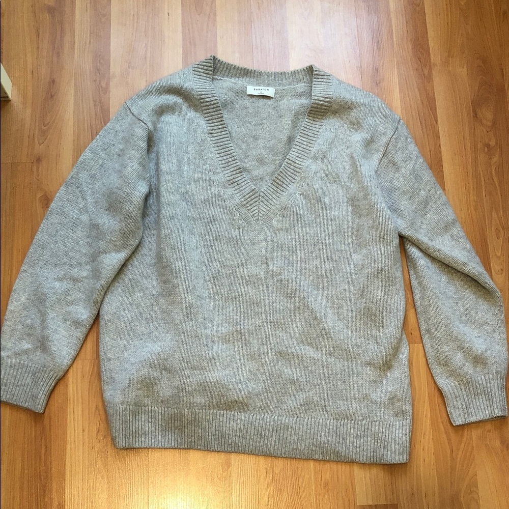 Aritzia Babaton V Neck Oversized Cashmere Sweater size Medium